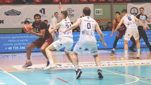 Koszykarze Kotwicy Kołobrzeg z kolejną cenną wygraną. Tym razem pokonali we własnej hali Resovię Rzeszów.