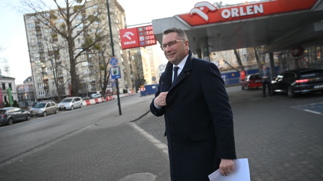 Prawo i Sprawiedliwość złoży w Sejmie projekt ustawy dotyczący czasowej obniżki stawki podatku VAT i akcyzy na paliwo. Wojna na Bliskim Wschodzie doprowadziła do wzrostu cen ropy naftowej i cen paliw na stacjach.