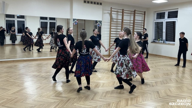 Grupa dziecięca Zespołu Pieśni i Tańca Szczecinianie w poniedziałek wyruszyła na Sycylię na festiwal dziecięcy, gdzie będzie reprezentować woj. zachodniopomorskie i Polskę.