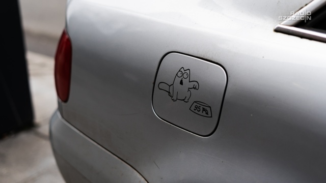 Kierowcy coraz bardziej i coraz częściej skarżą się na błyskawicznie rosnące ceny paliw. Rekordowo drogi jest zwłaszcza olej napędowy. Uderza to nie tylko w branżę transportową, ale także osobówki wyposażone w silnik diesla.