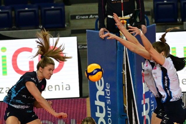 Siatkarki Lotto Chemika Police przegrały 1:3 (25:20, 19:25, 23:25, 22:25) w Tauron Lidze ze Stalą Mielec w 21. kolejce rozgrywek.