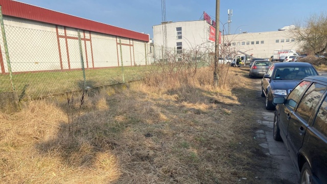 Po naszym poniedziałkowym materiale o bałaganie przy szczecińskim targowisku Turzyn, we wtorek teren został uprzątnięty. Zniknęły zalegające od miesięcy śmieci, opony i porzucone wózki, które irytowały mieszkańców okolic ul. Kordeckiego.