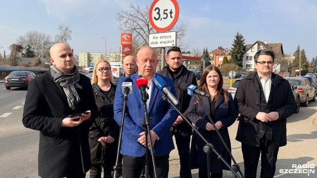 Spadają ceny czarnego złota na światowych rynkach. Jeszcze w poniedziałek baryłka ropy wyceniana była w piku na 118 dolarów, we wtorek kosztuje 82. Mimo to, litr benzyny i oleju napędowego na stacjach ani drgnie. Zdaniem polityków Prawa i Sprawiedliwości, takie praktyki wynikają ze złego zarządzania spółką będącą paliwowym potentatem w kraju.