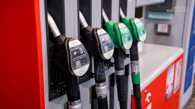 Spore kolejki ustawiają się do stacji benzynowych przy granicy z Niemcami. Drogie paliwo dla Polaków jest wciąż tanie dla Niemców.