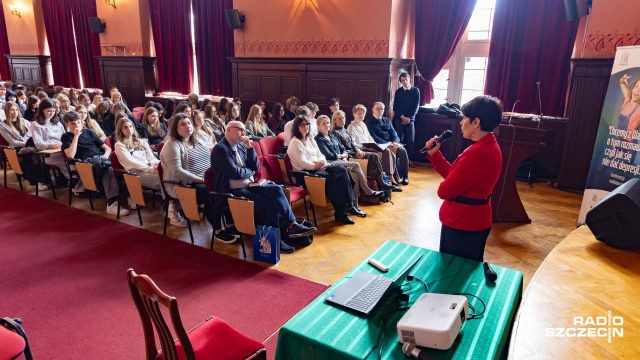 Warsztaty rozwijające empatię i wykładu dotyczące hejtu w sieci, W I Liceum Ogólnokształcącym przy al. Piastów w Szczecinie trwa konferencja dla młodzieży pod hasłem Od hejtu do depresji.