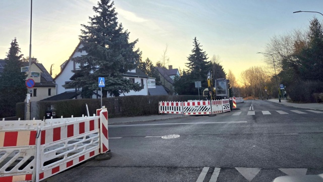 Podczas prac przy wymianie sieci wodociągowej na ulicy Kruczej w Szczecinie uszkodzony został rurociąg.