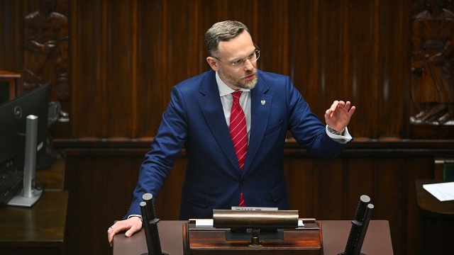 Uchwała Rady Ministrów jest niezgodna z Konstytucją - ocenia szef Kancelarii Prezydenta. Po prezydenckim wecie rząd na nadzwyczajnym posiedzeniu przyjął uchwałę, na podstawie której ma wykorzystać środki z programu SAFE.