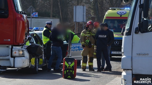 Dwóch policjantów zostało rannych w zderzeniu radiowozu z samochodem ciężarowym w Łobzie.