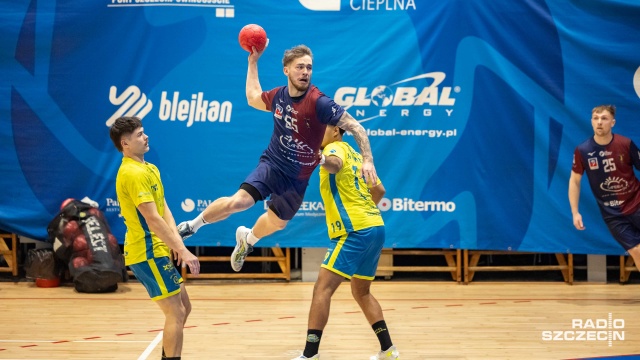 Piłkarze ręczni Sandry SPA Pogoni nadal bez porażki we własnej hali w Lidze Centralnej. Szczecinianie pokonali Stal Gorzów Wielkopolski 32:31 w 20 kolejce rozgrywek.
