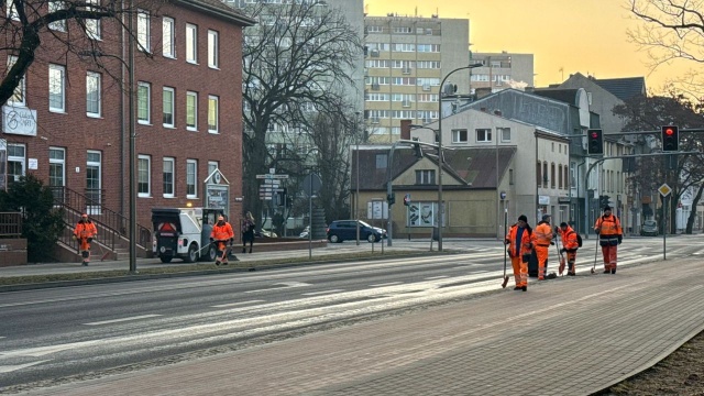 Po zimie na ulicach Świnoujścia zostało około 400 ton piasku, ziemi i innych zanieczyszczeń, dlatego pierwszym etapem jest dokładne odpiaszczanie nawierzchni.