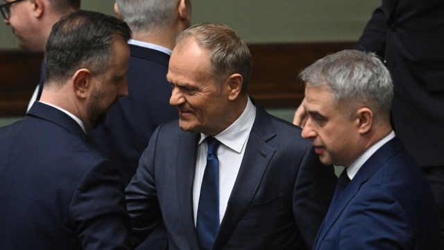 W wojnie o SAFE wszystkie maski opadły dziś już nikt nie może mieć wątpliwości, że najbliższe wybory zdecydują o tym, czy Polska pozostanie w Europie i kto chce nas z niej wyprowadzić - ocenił w sobotę premier Donald Tusk.