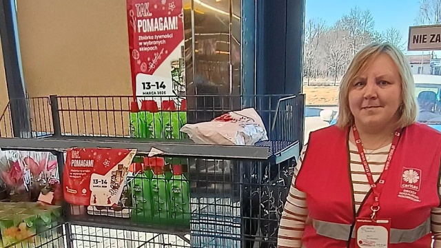 Przy okazji codziennych zakupów można wspomóc osoby potrzebujące - w całej Polsce trwa wielkanocna zbiórka żywności Tak. Pomagam organizowana przez Caritas.