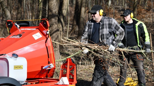 Może rozdrabniać gałęzie i konary, ma silnik diesla oraz hydrauliczny system podajników - takie urządzenie zakupiło Świnoujście.