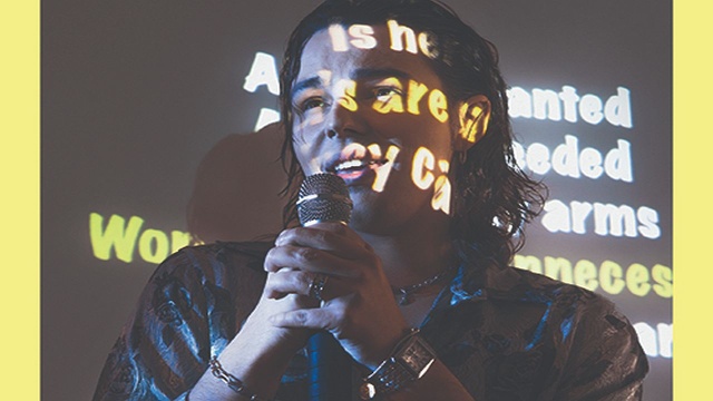 Kilka osób zbiera się na karaoke. Każda z nich wybiera tę samą piosenkę, ale śpiewa inaczej. Wychodzą różne opowieści za pomocą tych samych słów. To fabuła najnowszego spektaklu w Teatrze Współczesnym na scenie Nowe Sytuacje.