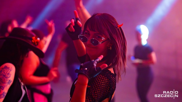 W szczecińskiej Enea Arenie trwa czwarta edycja festiwalu Bass Planet. Na największej halowej imprezie z muzyką elektroniczną bawi się parę tysięcy miłośników takich brzmień.