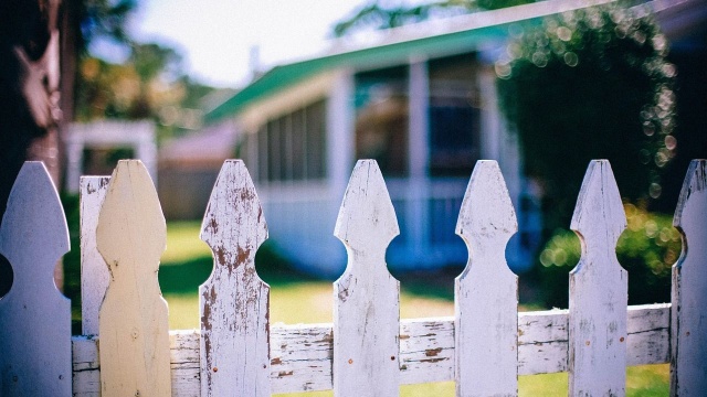 Relacje sąsiedzkie w Polsce wciąż mają się dobrze, z pomocy lub wymiany sąsiedzkiej korzysta niemal 8 na 10 Polaków - wynika z badania. Nowe technologie pozwalają wzmacniać te więzi - powstała aplikacja służąca organizowaniu sąsiedzkiej pomocy.