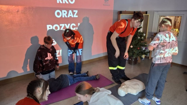 Są licealistami, którzy przekonują swoich młodszych kolegów, że warto udzielać pierwszej pomocy. Czworo uczniów klasy medycznej I LO w Gryfinie prowadzi szkolenia dla podstawówek. Nazwali swoje działania Akcja Pozoracja i zgłosili się do olimpiady Zwolnieni z teorii.