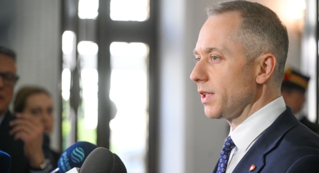 Pracujemy nad tym, aby fundusze SAFE wykorzystać także na drogi, wyposażenie policji i straż graniczną - tak wiceminister obrony narodowej Cezary Tomczyk odniósł się do zawetowania ustawy o unijnym funduszu na zbrojenia.