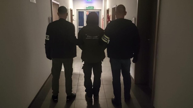 Zobaczył patrol i spanikował. Szybko wyszło na jaw, dlaczego. Podczas działań Bezpieczna Dzielnica w Stargardzie policjanci zatrzymali mężczyznę, którego znali z wcześniejszych interwencji.