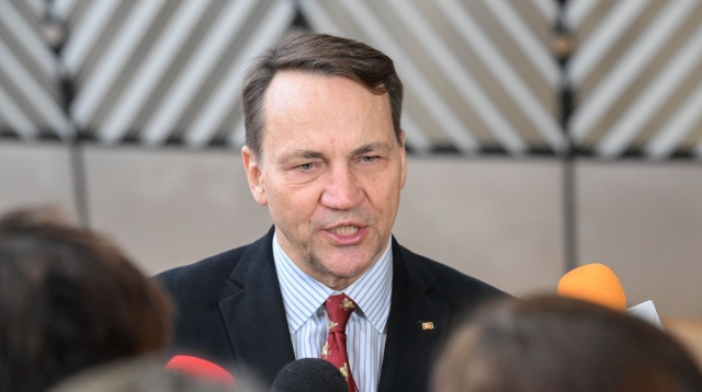 Szef polskiej dyplomacji ostro o politykach straszących w kraju Unią Europejską. Radosław Sikorski powiedział w Brukseli, że nakręcanie antyeuropejskich nastrojów i kłamstwa o Unii to droga do polexitu.