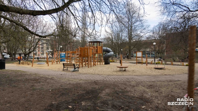 Drewniany zestaw do zabawy ze zjeżdżalnią i wieżą, hamaki i karuzela stanęły w centrum Szczecina. W parku generała Władysława Andersa powstaje nowy plac zabaw.