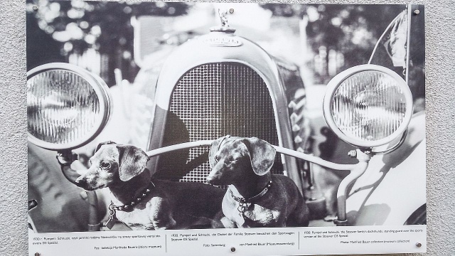 Na dziedzińcu Muzeum Techniki i Komunikacji w Szczecinie powstaje wyjątkowa galeria poświęcona historii lokalnej motoryzacji. Na ścianie zawiśnie łącznie 60 archiwalnych zdjęć pokazujących dzieje Stoewerów i Junaków.