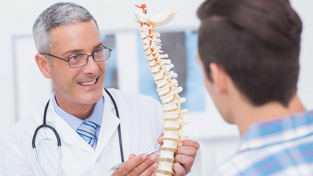 Bóle kręgosłupa stają się cichą epidemią, która dotyka coraz młodszych - alarmują lekarze. Winowajcami są długotrwała praca przy komputerze, siedzący tryb życia, brak ruchu i przewlekły stres.