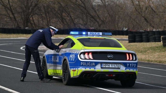 Ford Mustang skonfiskowany 39-letniemu kierowcy za jazdę po pijanemu trafił do mazowieckiej policji. We wtorek w Radomiu policjanci zaprezentowali jego możliwości. Nowy radiowóz ma być narzędziem do walki z piratami drogowymi.