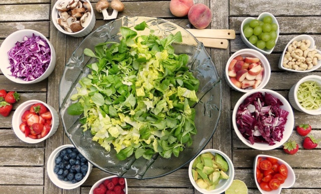 Jagody, awokado, tłuste ryby czy orzechy to prawdziwe paliwo dla mózgu. Co jeszcze jeść, by wspomóc nasze centrum dowodzenia Warto o tym mówić szczególnie dziś, gdy obchodzimy Europejski Dzień Mózgu.