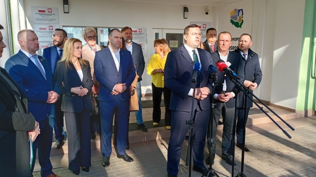 Rolnik, który od pokoleń prowadzi swoją działalność na wsi będzie - w przypadku sąsiedzkiego konfliktu - osobą prawnie uprzywilejowaną. Tak zakłada projekt ustawy o zachowaniu funkcji produkcyjnych wsi, która trafiła pod obrady Rady Ministrów.