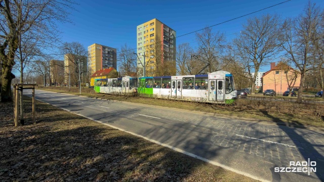 Na Ku Słońcu w Szczecinie problem jest prosty - jest głośno przez stary bruk, tramwaje i auta jadące za szybko. Mieszkańcy twierdzą, że ulica od dawna nie była remontowana, a jej stan tylko się pogarsza.