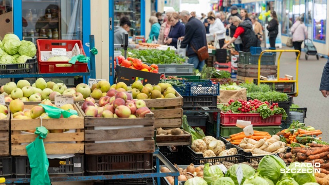 Wielkanocne zakupy w tym roku mogą być droższe niż przed rokiem, choć różnice nie powinny być duże. Rosnące ceny sprawiają jednak, że coraz więcej osób planuje zakupy wcześniej i uważnie szuka promocji.