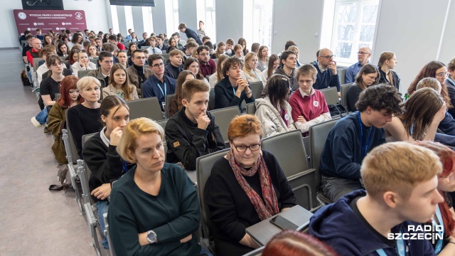 Młodzi chcą wiedzieć, z czym mierzy się Polska na arenie międzynarodowej. W ramach wydarzenia Symulator Parlamentu, 200 młodych Szczecinian wzięło udział w dyskusji z wiceministrem spraw zagranicznych Marcinem Bosackim.