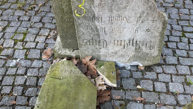 Jedną płytę nagrobną rozbito, drugą zniszczono ostrym narzędziem, a kamienny krzyż złamano - nieznani sprawcy zniszczyli elementy lapidarium utworzonego w 2021 r. w parku przy ul. Chopina w Szczecinie, gdzie przez kilkadziesiąt lat mieścił się przyszpitalny cmentarz.