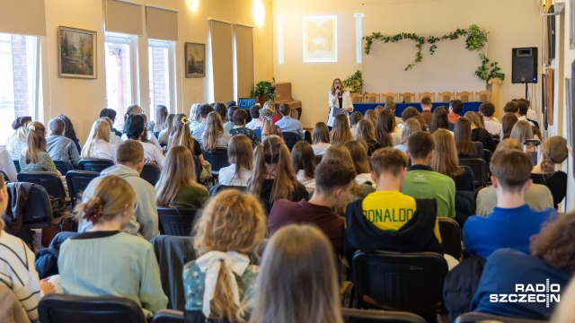 Jest sielankowa, romantyczna i mimo setek lat - przyjemna do czytania. Tak uczniowie IX Liceum w Szczecinie przekonują młodzież do sięgania po starożytną literaturę.