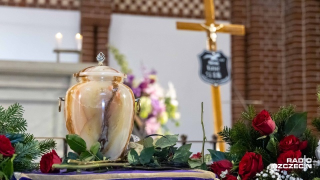 Szczecinianie tłumnie pożegnali Mariana Kielca, legendarnego napastnika Pogoni. Legenda, ambasador, autorytet, ikona - te słowa padały wielokrotnie podczas uroczystości.