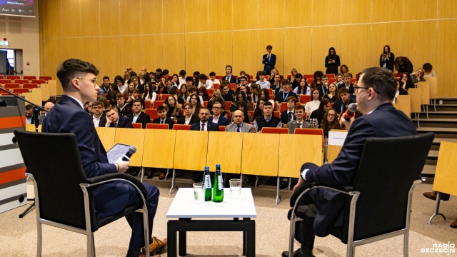 Minister energii w ogniu pytań od zachodniopomorskiej młodzieży. Miłosz Motyka spotkał się z uczniami i studentami w ramach Symulatora Parlamentu.