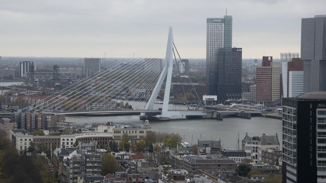 Rotterdam będzie budował nowe mieszkania na płaskich dachach już istniejących osiedli. W tym celu władze gminy uprościły przepisy budowlane. Miasto radzi sobie w ten sposób z kryzysem mieszkaniowym.