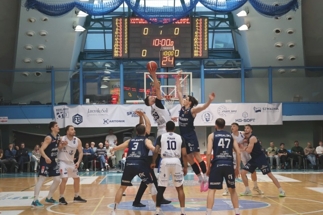 Kociewskie Diabły słabsze od Czarodziejów z Wydm. Koszykarze Kotwicy Kołobrzeg wygrywają kolejne domowe spotkanie.