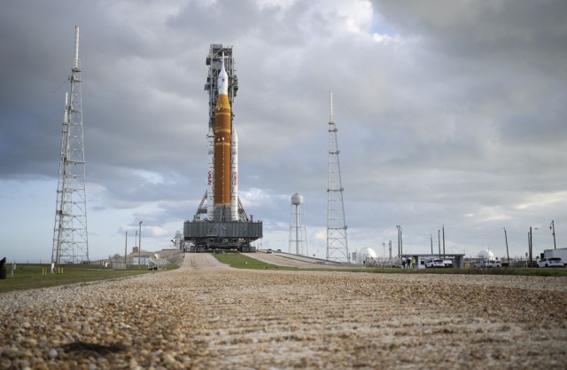 NASA przetransportowała rakietę księżycową na platformę startową w Centrum Kosmicznym Kennedyego na Florydzie.