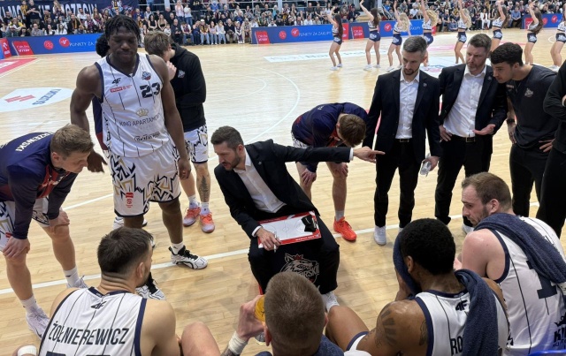 Koszykarze Kinga nie zwalniają tempa w Orlen Basket Lidze. Szczecinianie w rozegranym wyjątkowo pojedynku w hali przy Twardowskiego pokonali Dziki Warszawa 91:88 w 23 kolejce rozgrywek.