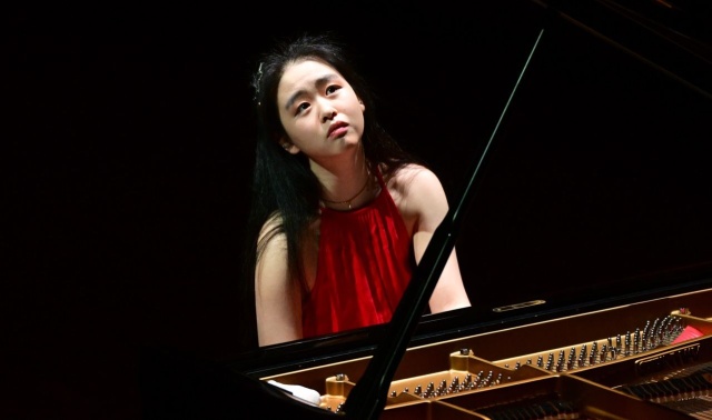 Od piątego roku życia występuje w najbardziej renomowanych salachkoncertowych po obu stronach globu. Lista konkursowych sukcesów chińskiej pianistki rośnie wimponującym tempie. 17-letnia Tianyao Lyu - jedna z najmłodszych gwiazd ubiegłorocznego Konkursu Chopinowskiego zagrała w Złotej Sali Filharmonii w Szczecinie.