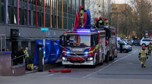 Cztery osoby zginęły, a dwie zostały ranne w wyniku pożaru na warszawskim Ursynowie. Trwają czynności, które ustalą jak doszło do zajęcia się ogniem budynku, w którym mieści się strzelnica.