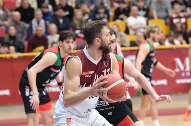 Koszykarze PGE Spójni szaleją na pierwszoligowych parkietach.