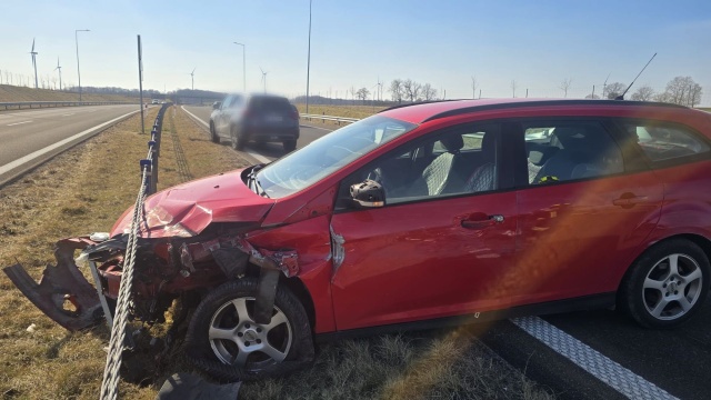Auto uderzyło w liny energochłonne. Do zdarzenia doszło na drodze S6 między Koszalinem a Kołobrzegiem za MOP Tymień.