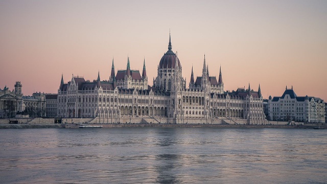 Prezydent Karol Nawrocki po uroczystościach Dnia Przyjaźni Polsko-Węgierskiej poleci dziś 23.03 do Budapesztu, by spotkać się po raz kolejny tego dnia z prezydentem Węgier, a także z premierem Viktorem Orbanem.