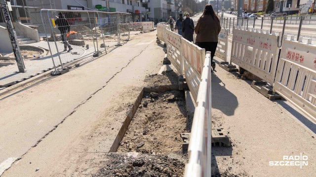 Mieszkańcy osiedli przy Alei Powstańców Wielkopolskich od ponad dwóch tygodni dostają się do centrum Szczecina objazdami. To przez wyrwę w jezdni, która powstała na ulicy przy budowanym apartamentowcu Ornament.