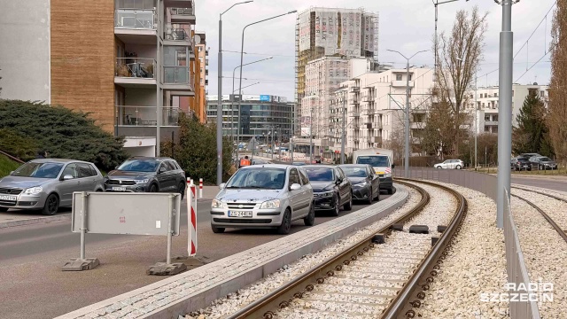 W Alei Powstańców Wielkopolskich w Szczecinie od kilku miesięcy sporo się dzieje, a wszystko przez nieprawidłowe parkowanie. Straż Miejska od października przeprowadziła tam 496 interwencji, z czego 191 zakończyło się mandatami, 56 pouczeniami a 78 odholowaniami pojazdów.