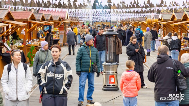 Chleby, kiełbasy, przyprawy, przedmioty z drewna i świąteczne ozdoby. To tylko część oferty wystawców, którzy rozstawili się w Alei Kwiatowej na szczecińskim Jarmarku Wielkanocnym.