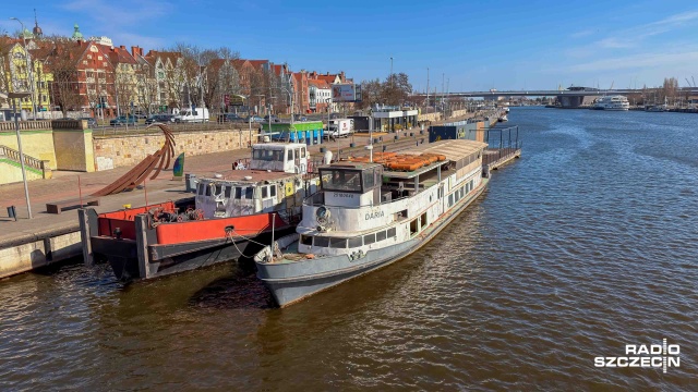 Jest szansa na usunięcie - jeszcze w tym roku - dwóch zniszczonych statków, które od kilku lat cumują przy Bulwarze Piastowskim w pobliżu Mostu Długiego w Szczecinie.